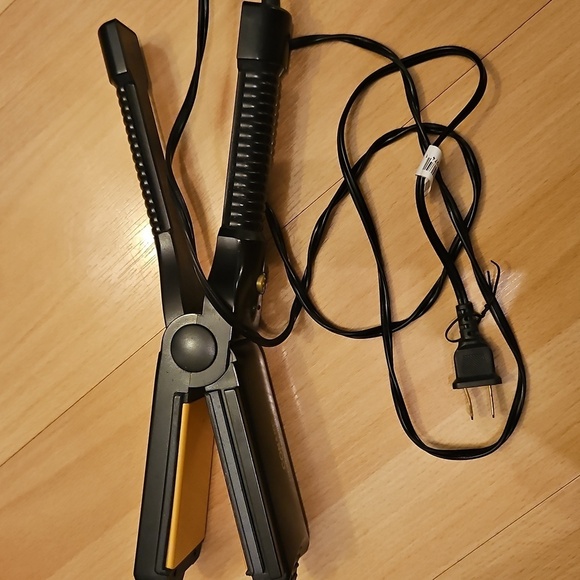 Conair Ceramic Technology 2"wide flat iron. - Picture 2 of 5